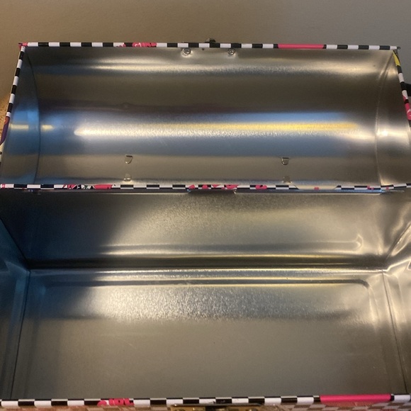Metal lunch box new condition. Never used - Picture 2 of 3
